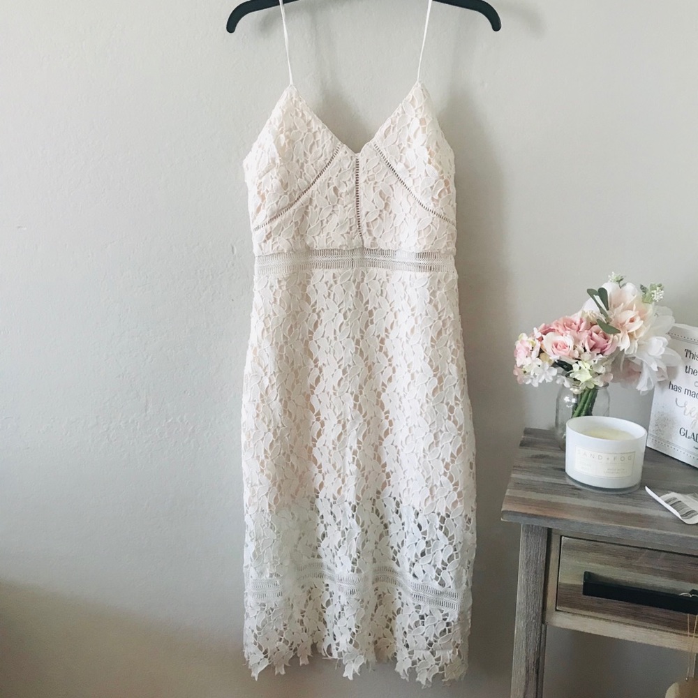 NWT!! Beautiful Hallow Out Midi Dress White (M)